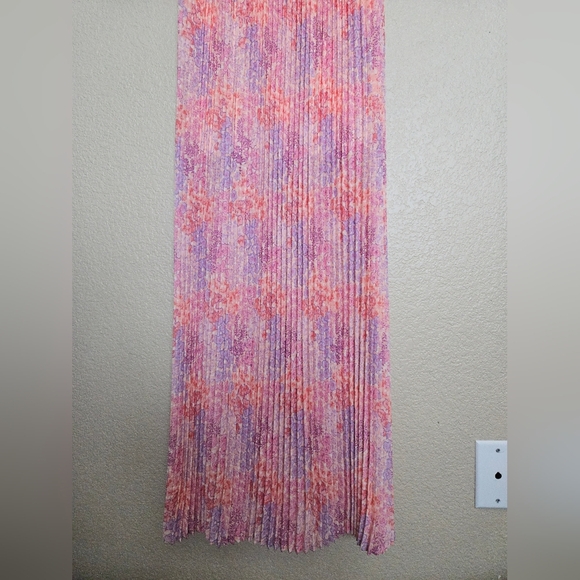 Coco + JaimesonPrinted Sunburst Pleated Maxi Dress - Picture 4 of 11